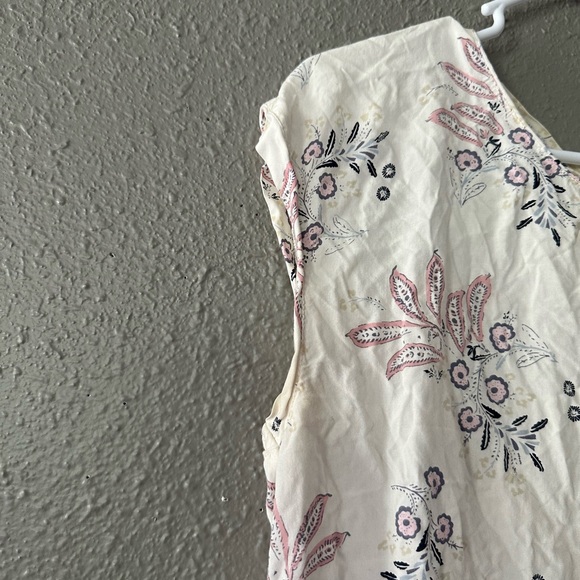 Woman’s Size Medium Abercrombie & Fitch White Floral Short Sleeve Blouse - Picture 3 of 7